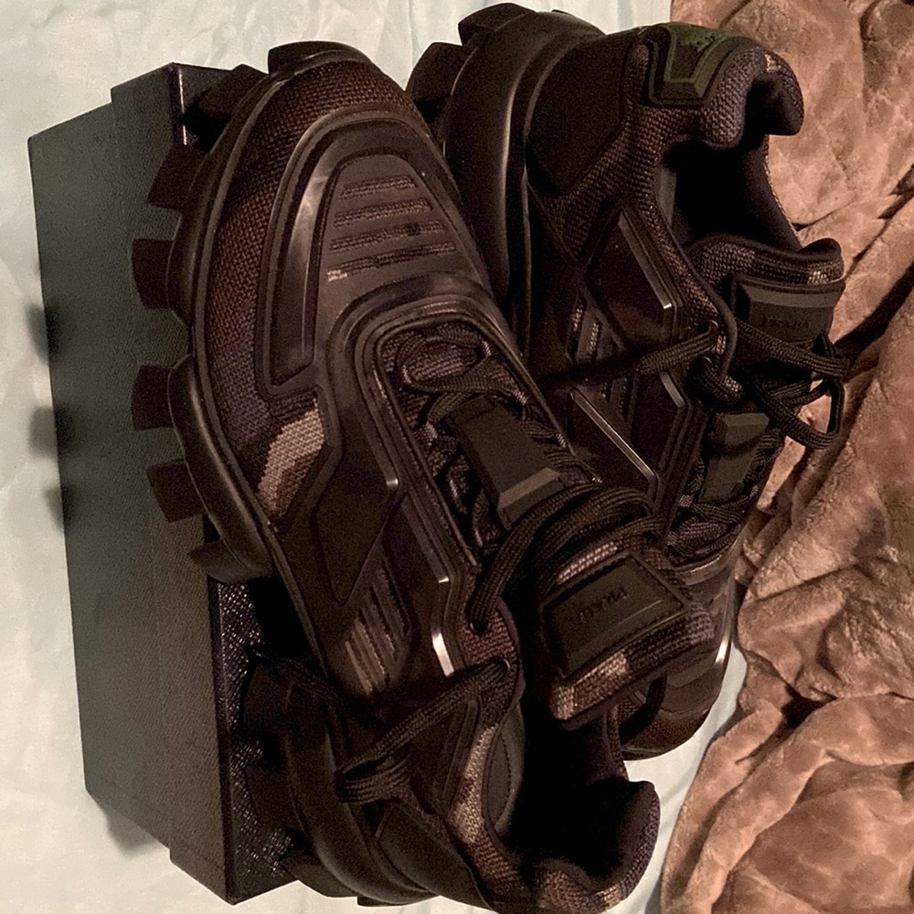 Prada sneaker good condition Worn one time